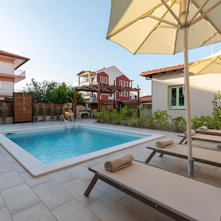 Pnoe Luxury - Private Pool Retreat & Bbq
